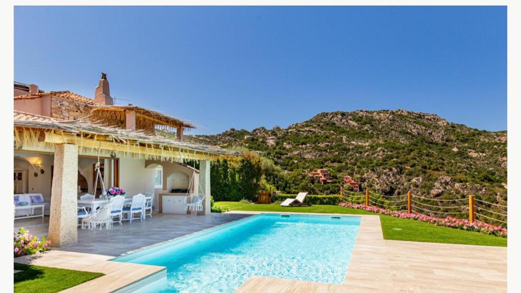 une villa avec piscine et une maison dans l'établissement Sardinia Family Villas - Villa MariaPia with private pool and seaview, à Porto Cervo