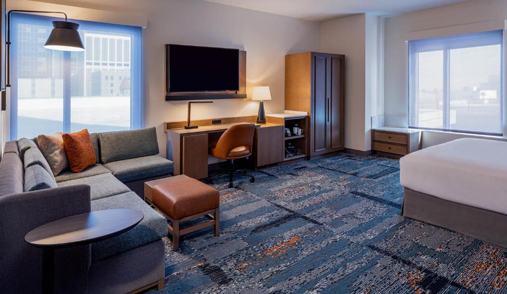 Hyatt Place Tampa Downtown - Salle Royale Avec Canapé-lit Et Douche En Rouleau - Accès Aux Personnes Handicapées