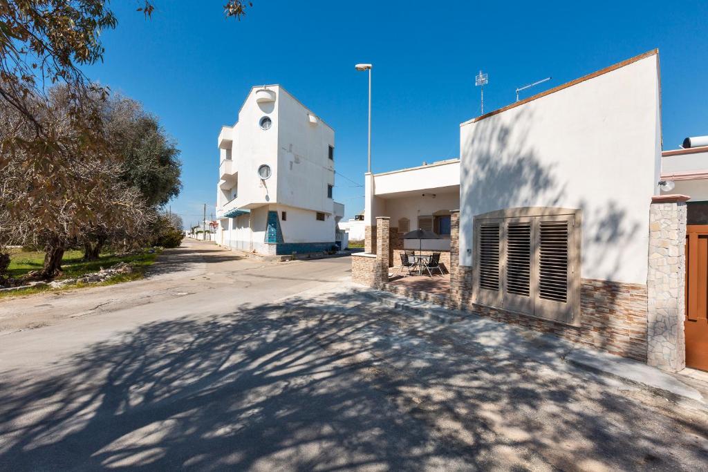 a building with a telescope next to a street at Villino Vanessa by BarbarHouse in Torre Lapillo