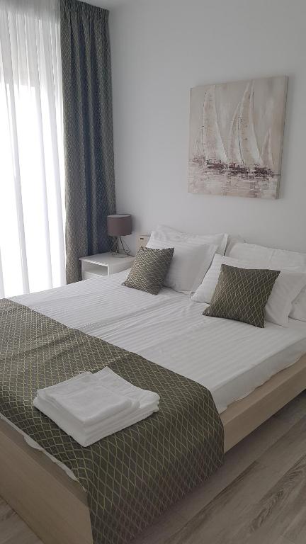 Posteľ alebo postele v izbe v ubytovaní Luxury Villa Teuta with Heated Pool