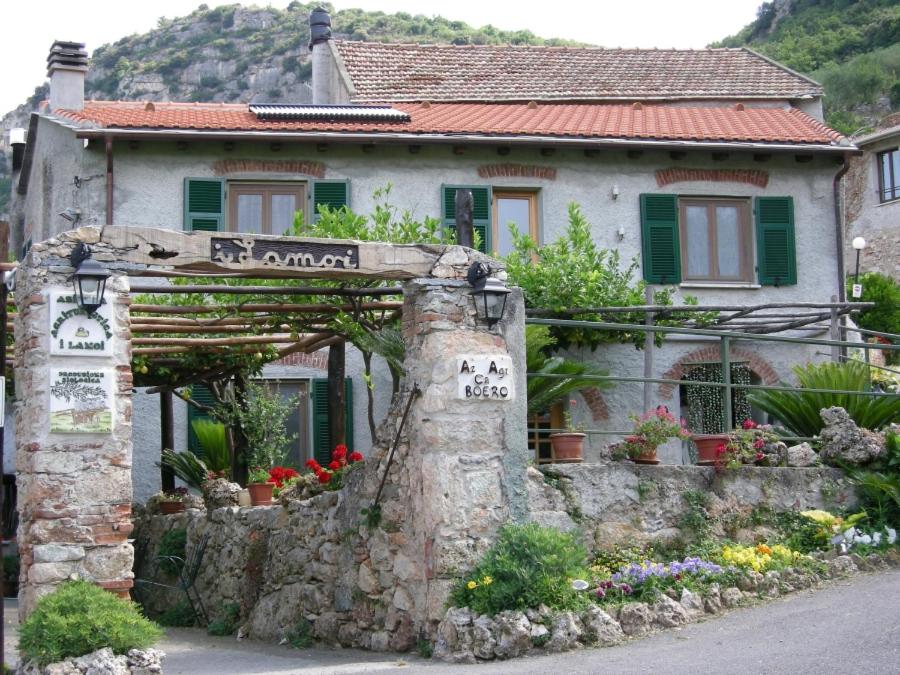 una casa vieja con una puerta de piedra delante de ella en AGRITURISMO I LAMOI en Finale Ligure