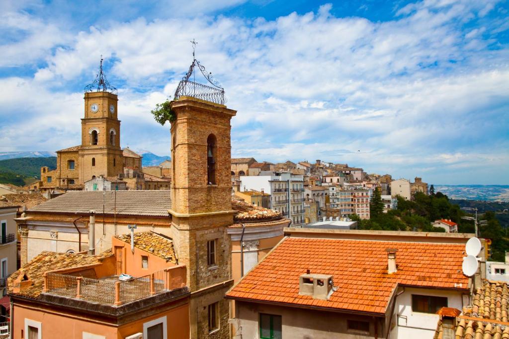 Blick auf eine Stadt mit einem Uhrturm in der Unterkunft Hotel Ristorante Al Duca in Atessa