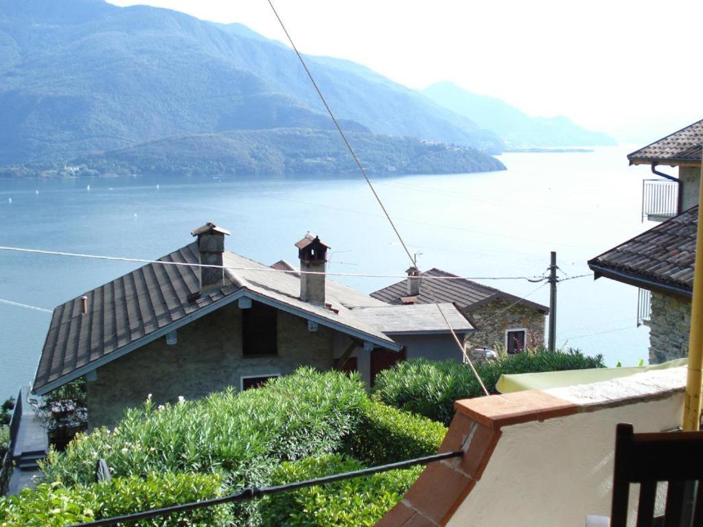 una casa con vistas a un cuerpo de agua en Asti, en Gravedona