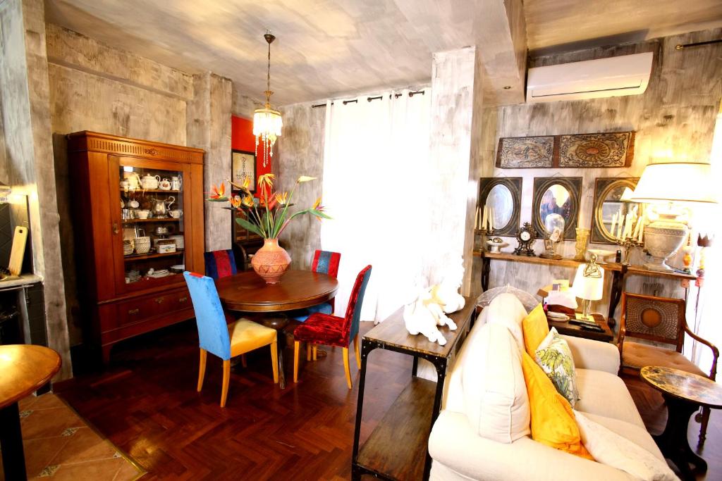 salon z kanapą i stołem w obiekcie Accardi House Searooms w mieście Palermo