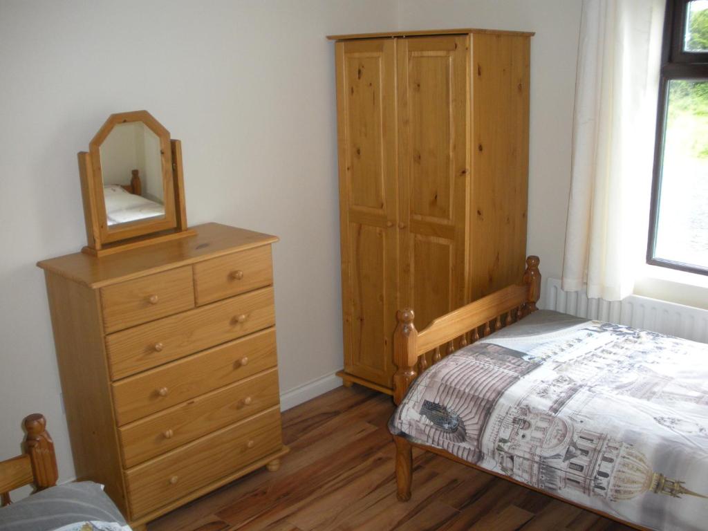 Postel nebo postele na pokoji v ubytování Beautiful 3-Bed House in Knock