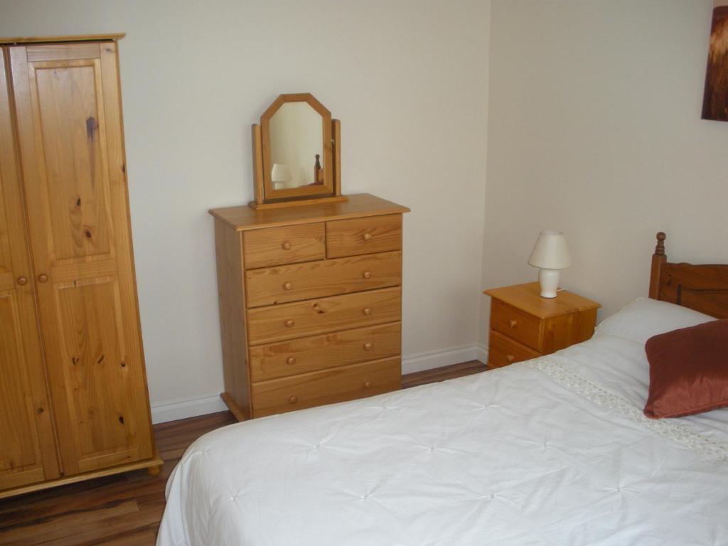 Postel nebo postele na pokoji v ubytování Beautiful 3-Bed House in Knock