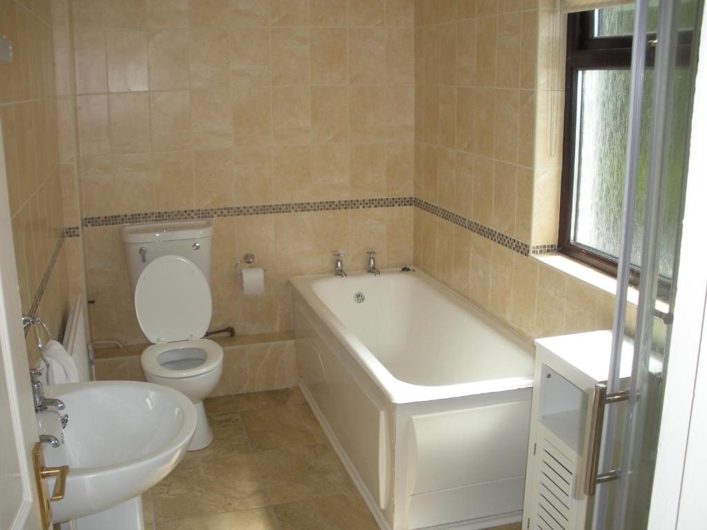 Koupelna v ubytování Beautiful 3-Bed House in Knock