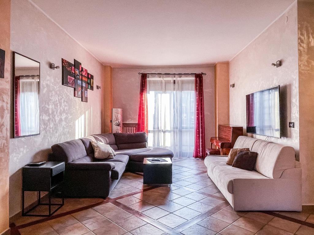 sala de estar con 2 sofás y TV en MYHOUSE INN LINGOTTO - Affitti Brevi Italia, en Turín