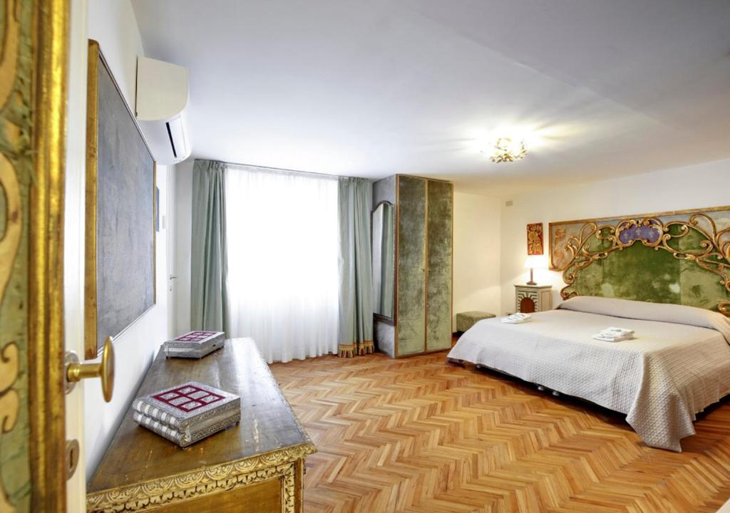 Posteľ alebo postele v izbe v ubytovaní Venetian Apartment Accademia Dorsoduro District