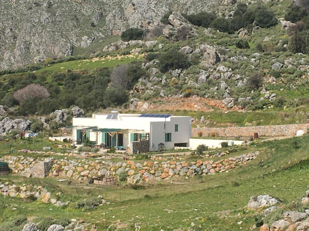 ein weißes Haus auf einem Hügel in der Unterkunft Rocky Mountain Way - Off The Cretan Track in Sellía