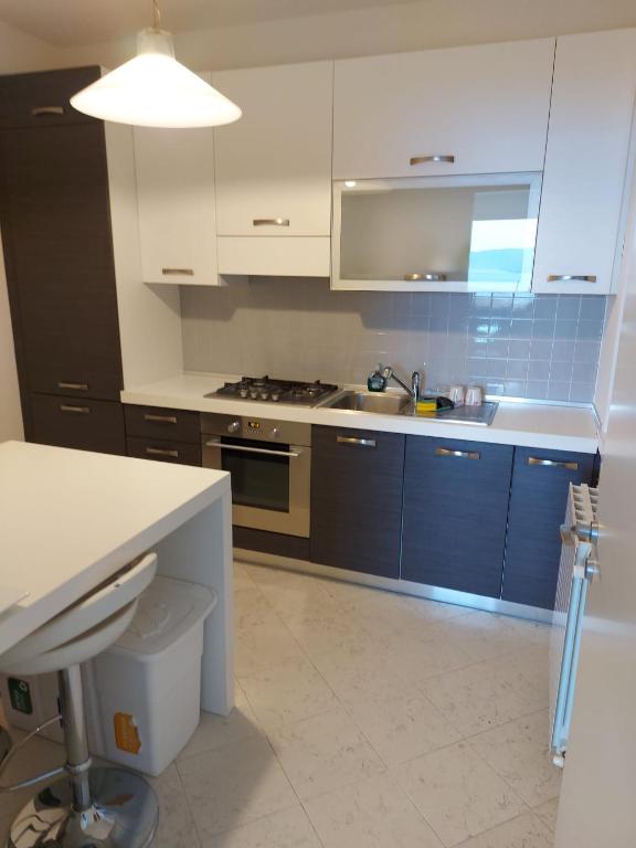 Kuchyň nebo kuchyňský kout v ubytování Villa Ajna