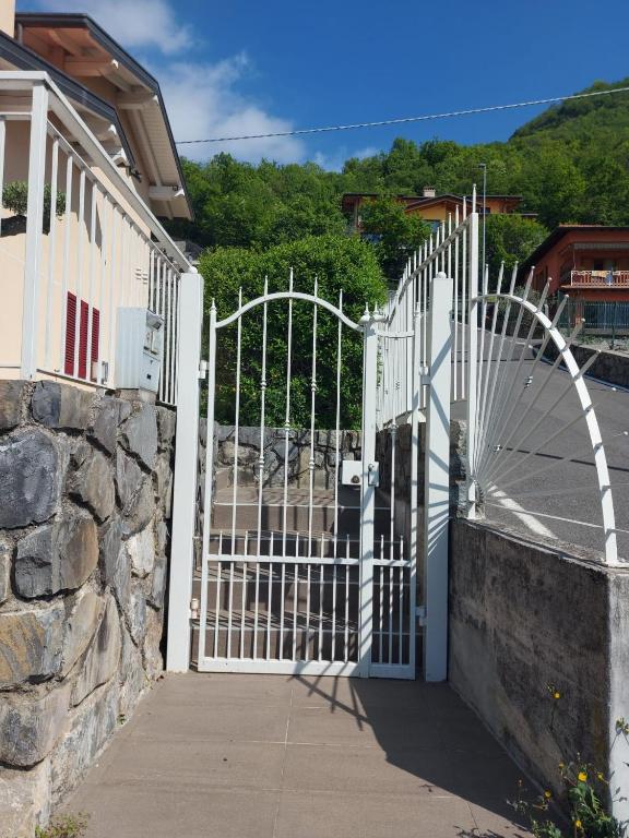 Nespecifikovaný výhled na hory nebo výhled na hory při pohledu z prázdninového domu