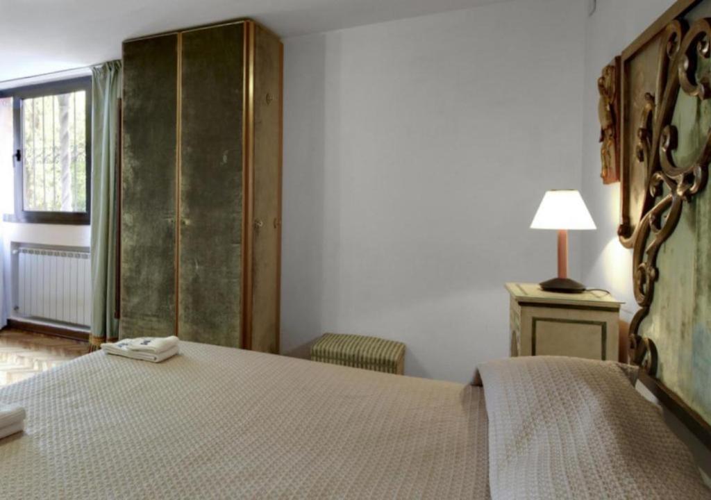 Posteľ alebo postele v izbe v ubytovaní Venetian Apartment Accademia Dorsoduro District