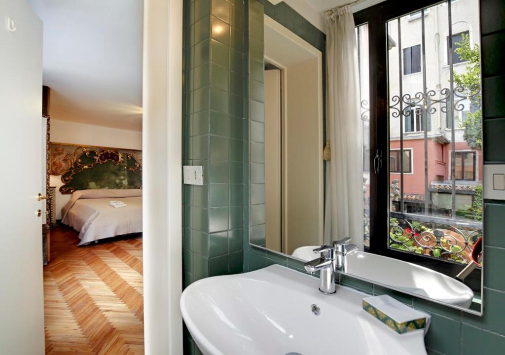Posteľ alebo postele v izbe v ubytovaní Venetian Apartment Accademia Dorsoduro District