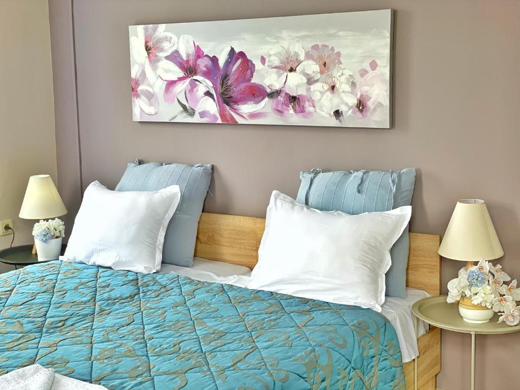 sypialnia z łóżkiem z obrazem na ścianie w obiekcie Апартамент Компас w Burgas