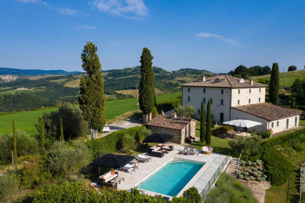 Villa in Celle sul Rigo Sleeps 17 with Pool Air Con and WiFi