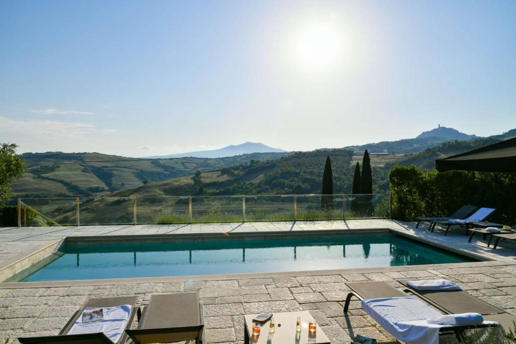 Villa in Celle sul Rigo Sleeps 17 with Pool Air Con and WiFi