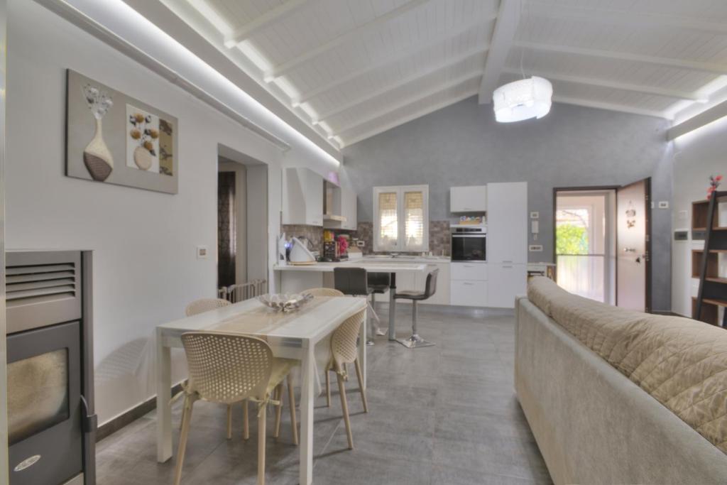 Villa in Solarino Sleeps 6 with Pool Air Con and WiFi