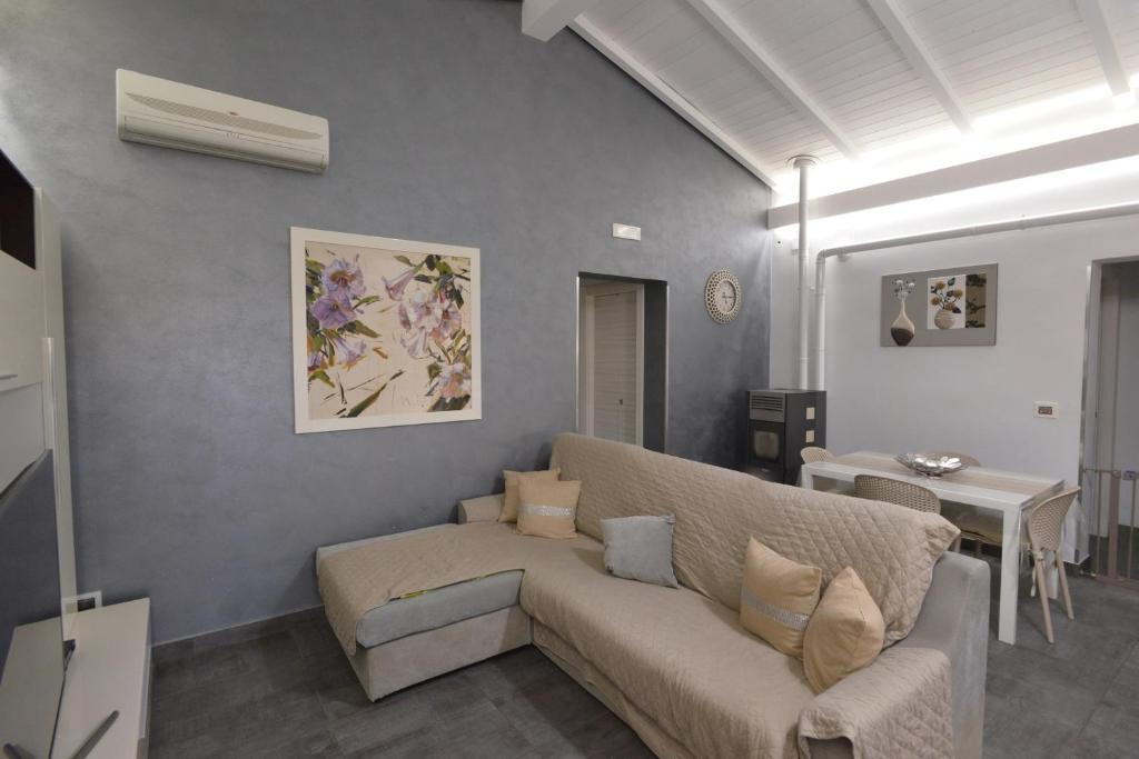 Villa in Solarino Sleeps 6 with Pool Air Con and WiFi