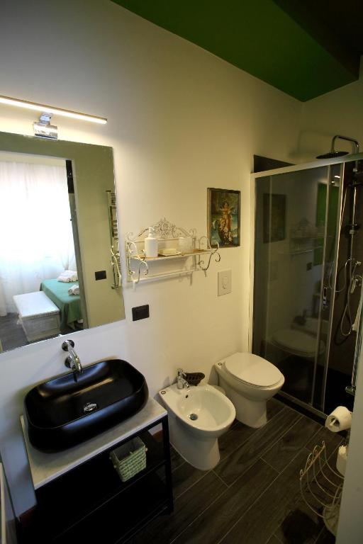 łazienka z toaletą i umywalką w obiekcie Accardi House Searooms w mieście Palermo