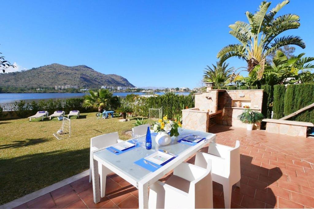 ein weißer Tisch und Stühle auf einer Terrasse in der Unterkunft Casa Mediterraneo in Alcúdia