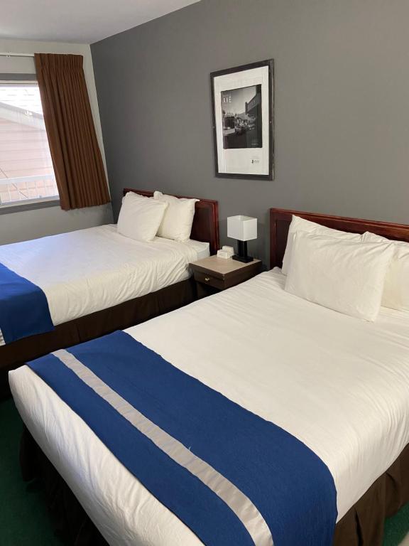 Postel nebo postele na pokoji v ubytování Monashee Lodge