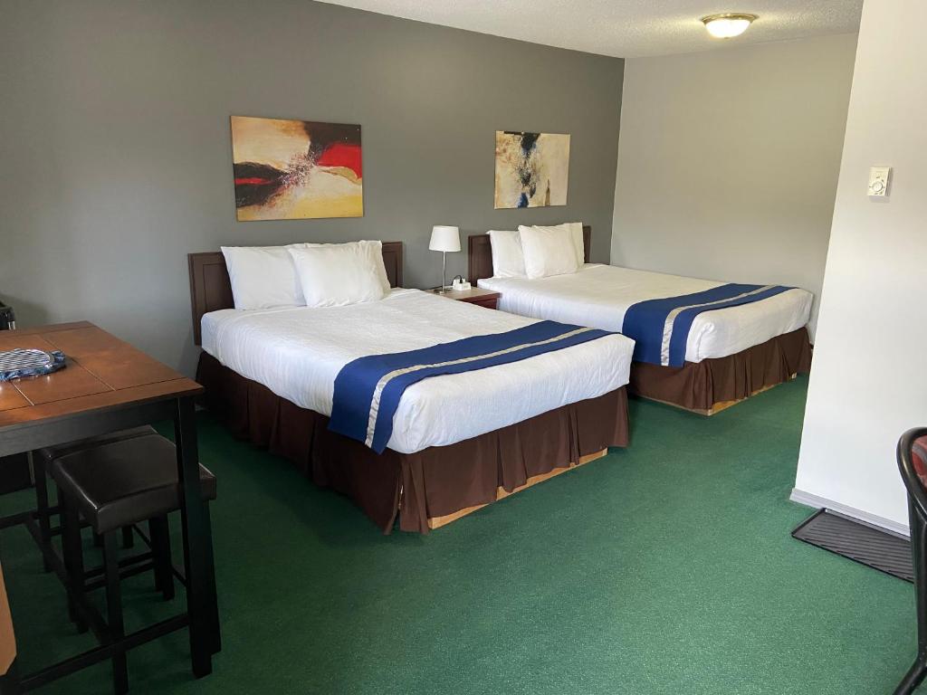 Postel nebo postele na pokoji v ubytování Monashee Lodge