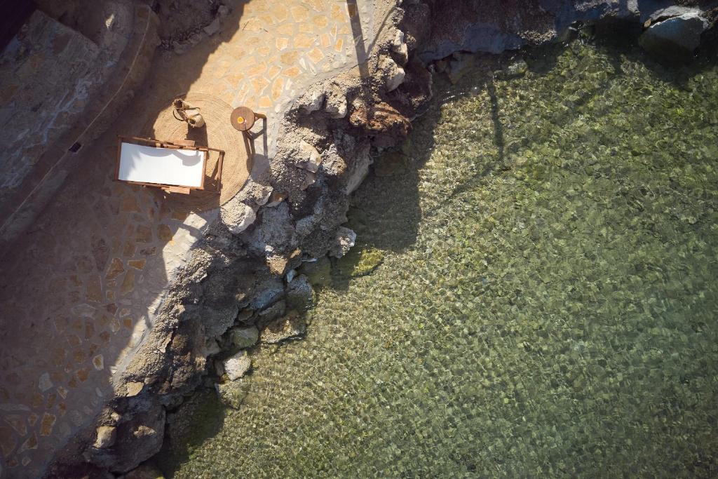 Zahrada ubytování Oceanis Suites with Private Heated Pools and Sea View, by ZanteWize