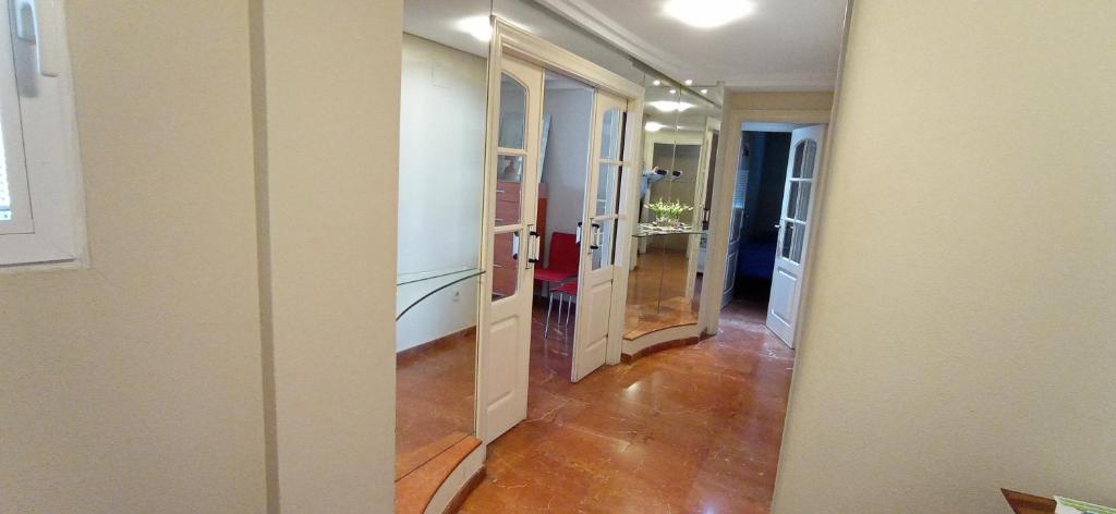 Fotografia z galérie ubytovania Apartamento Alteanos, centrico y confortable, soleado, con piscina y jardines, tenis, parking exterior comunitario, y la playa andando 10 min v destinácii Benidorm
