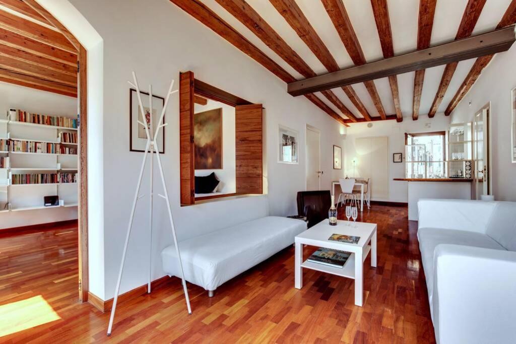 ein Wohnzimmer mit einem weißen Sofa und einem Tisch in der Unterkunft CA ANGELA VENETIAN APARTMENT M0270428215 in Venedig