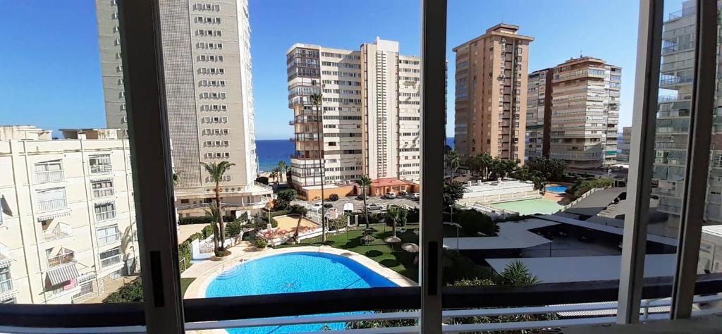 Výhled na bazén z ubytování Apartamento mediterraneo, muy centrico, en Plaza Triangular, soleado, con jardines y piscina y la playa enfrente andando, con parking exterior comunitario nebo okolí