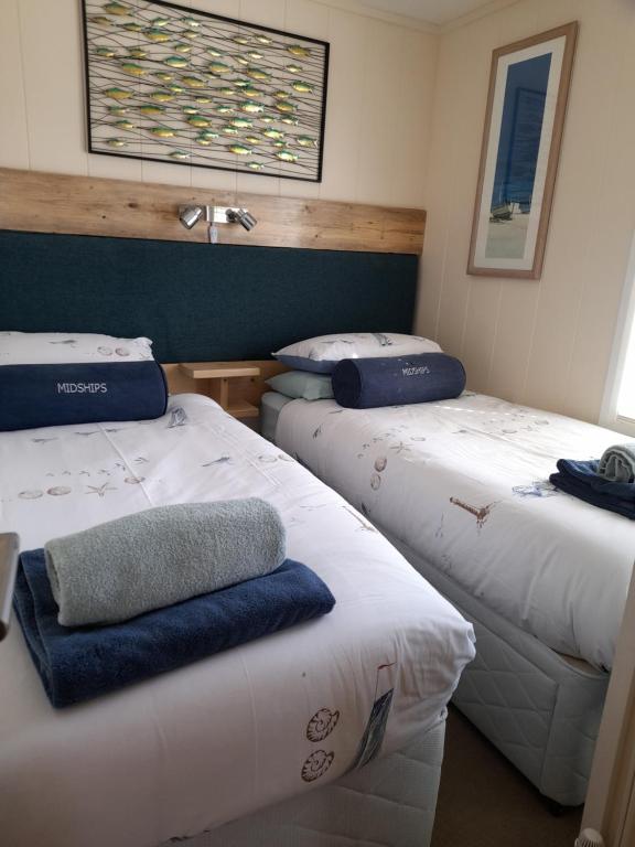 um quarto com duas camas com toalhas em Midships Lodge em Salcombe