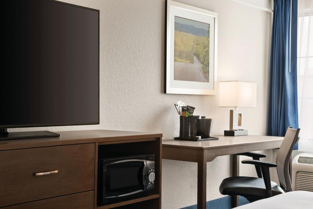 La Quinta Inn and Suites by Wyndham at WaTiki Waterpark - Deluxe King Room