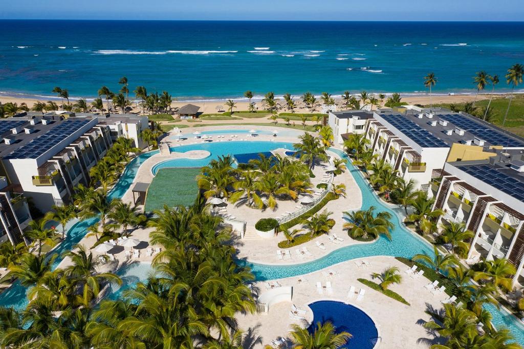 uma vista aérea de um resort com piscina e oceano em Dreams Onyx Resort & Spa - All Inclusive em Punta Cana