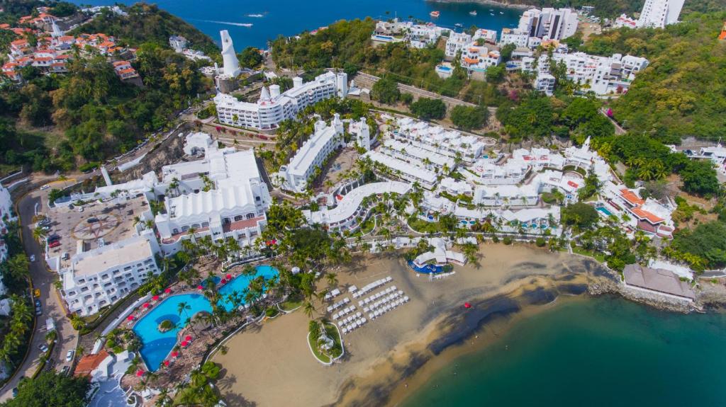 een luchtzicht op een resort met een strand bij Las Hadas by Brisas in Manzanillo