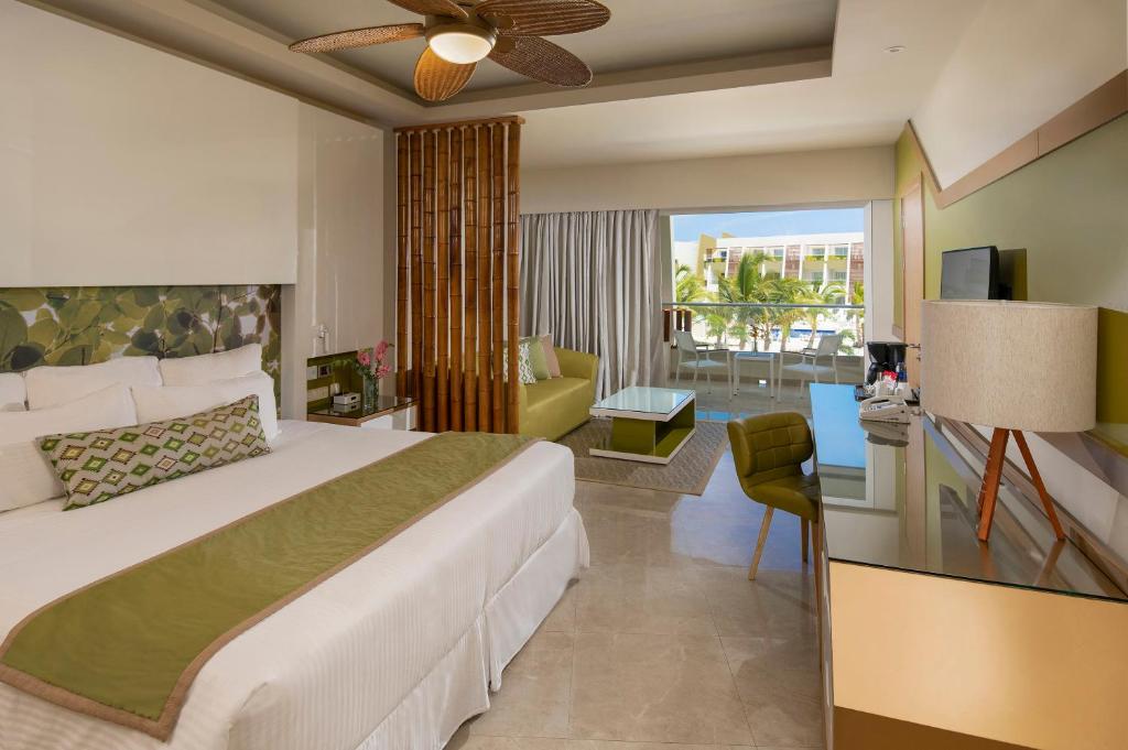 Postel nebo postele na pokoji v ubytování Dreams Onyx Resort & Spa - All Inclusive