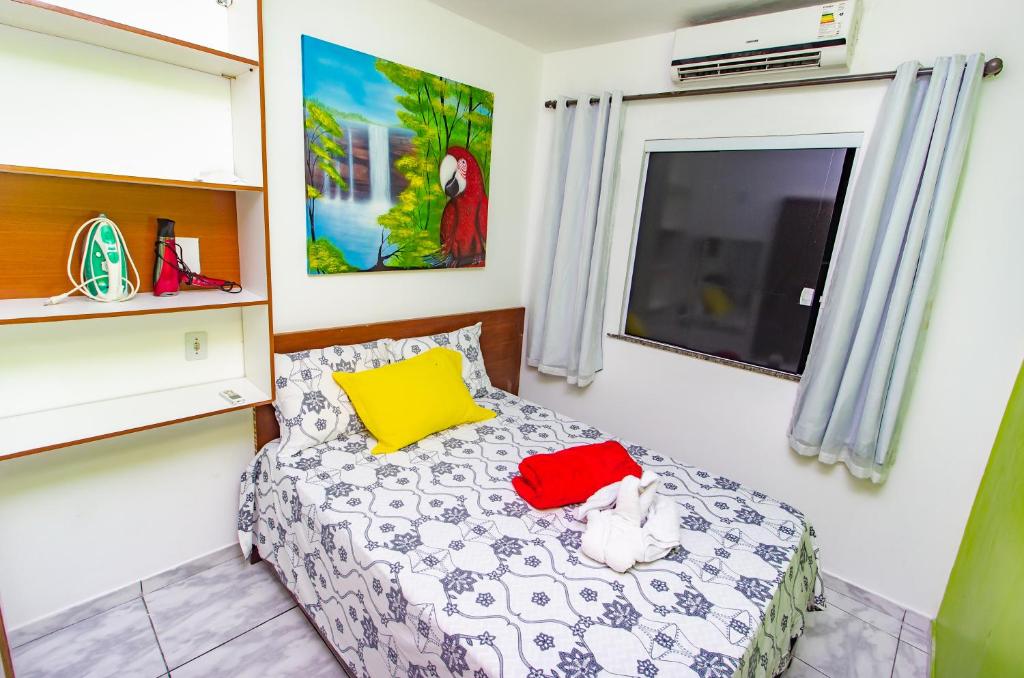 1 dormitorio pequeño con 1 cama y TV en Casa da Joana, en Morro de São Paulo