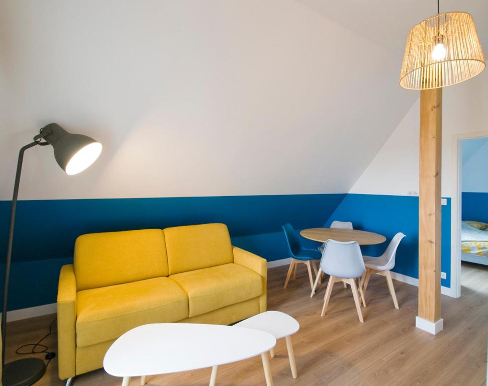 Zona d'estar a CosyBNB bleu, logement indépendant, wifi, parking, petit déjeuner