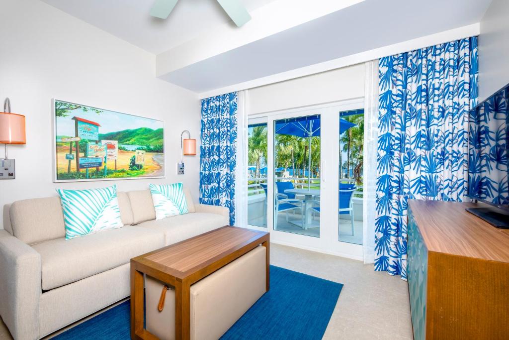 Bazén v ubytování Limetree Beach Resort by Club Wyndham nebo v jeho okolí