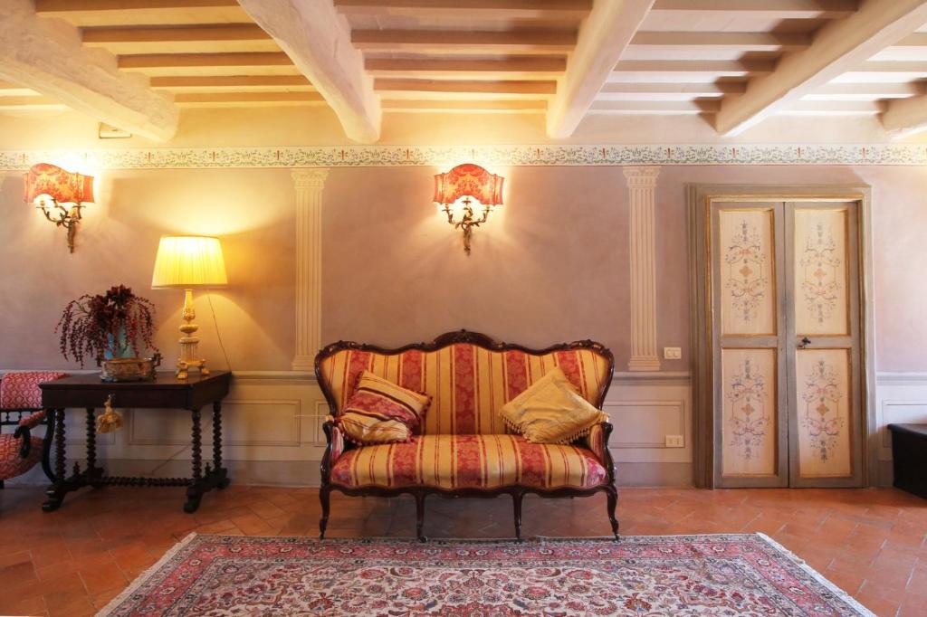 een woonkamer met een stoel en een tafel bij Spagna5 in Pienza