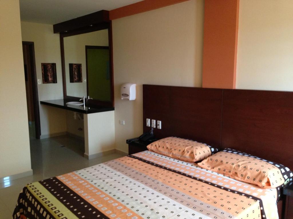 - une chambre avec un lit et 2 oreillers dans l'établissement Alojamiento Kariss Me, à Santa Cruz de la Sierra