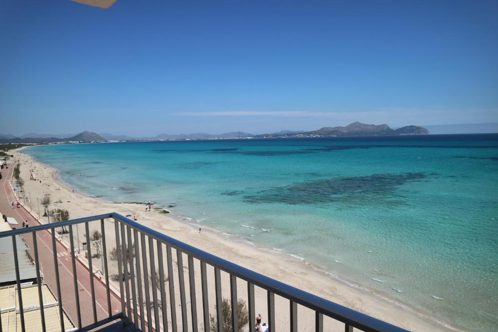 uma vista para uma praia com pessoas na água em Hawaii Beach Can Picafort em Can Picafort