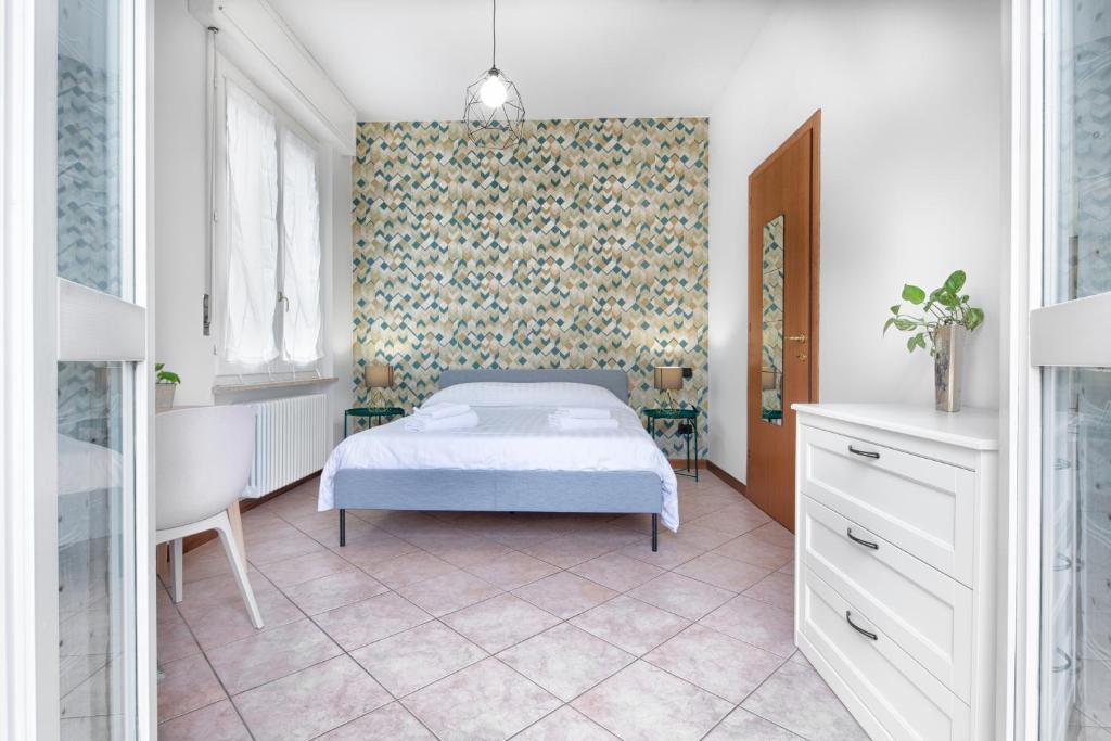 ein Schlafzimmer mit einem Bett und einer Blumenwand in der Unterkunft Tasso 47 Apartment in Pavia