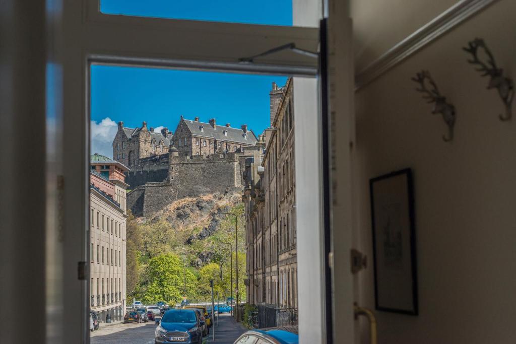 エディンバラにあるVictorian Elegance with Stunning Castle Viewの通りの窓から城の景色