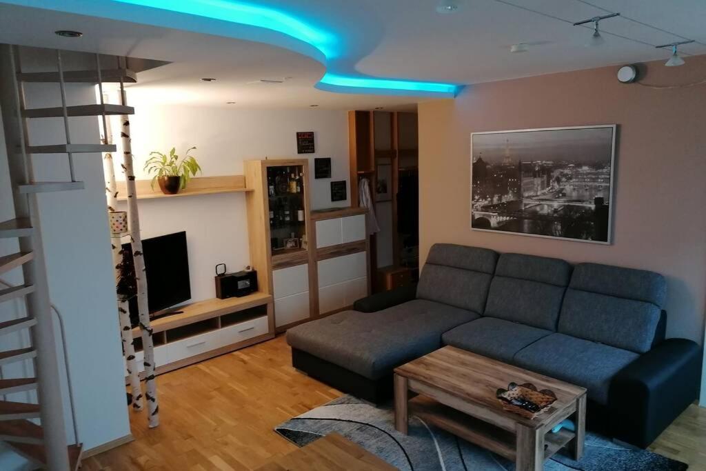 una sala de estar con una luz azul en el techo en Urlaub machen wo andere arbeiten :), en Klagenfurt