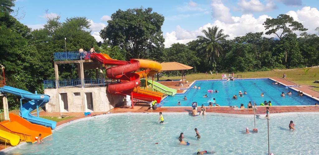 een groot zwembad met mensen in het water bij Las Bioma's Aqua-Park in Villa Tunari