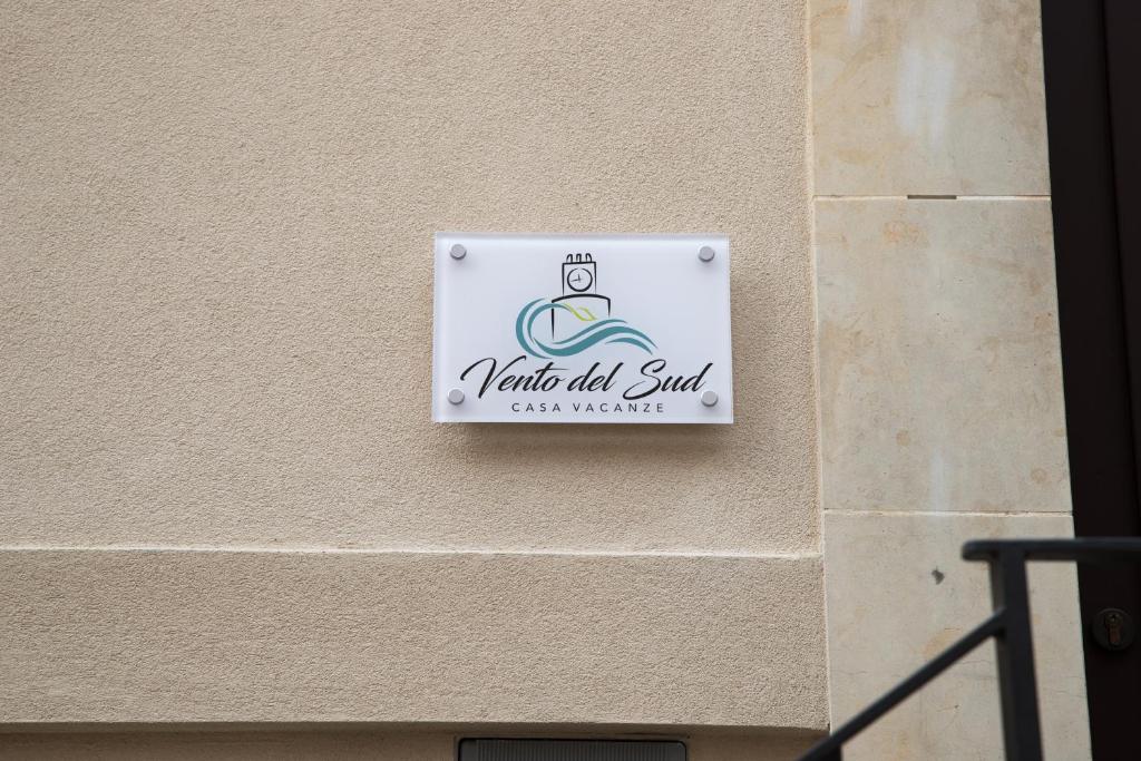 a sign on the side of a building at Vento del sud in Modica