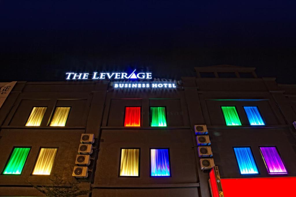ein Gebäude mit farbenfroher Beleuchtung an der Seite in der Unterkunft The Leverage Business Hotel - Rawang in Rawang
