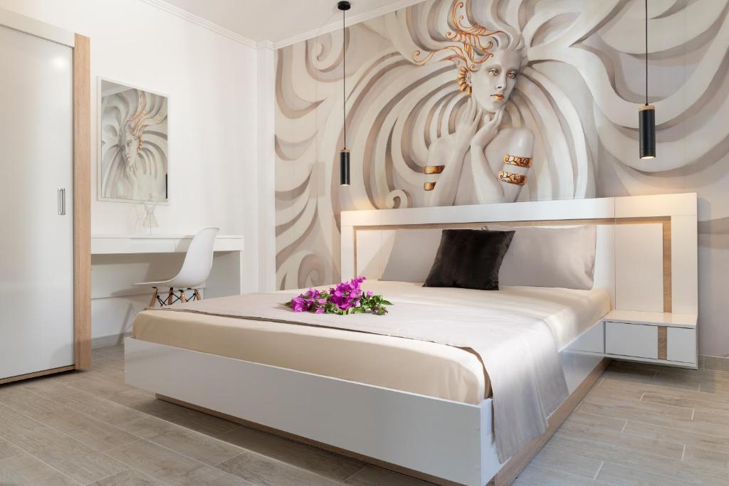1 dormitorio con cama blanca y mural en la pared en Estell apartments en Sikia