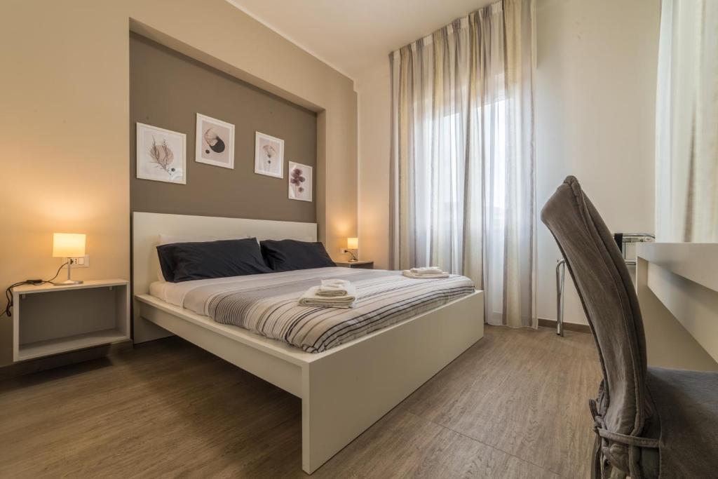een slaapkamer met een groot bed en een raam bij Ambasciatori B&B in Catania